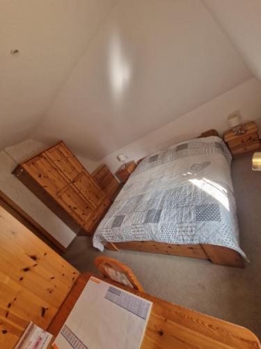 - une chambre mansardée avec un grand lit dans l'établissement Fewo "Lütt Stuv", à Fockbek