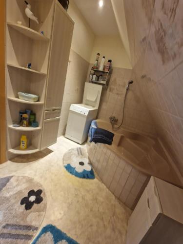 ein Badezimmer mit einer Badewanne, einem WC und einem Waschbecken in der Unterkunft Fewo "Lütt Stuv" in Fockbek