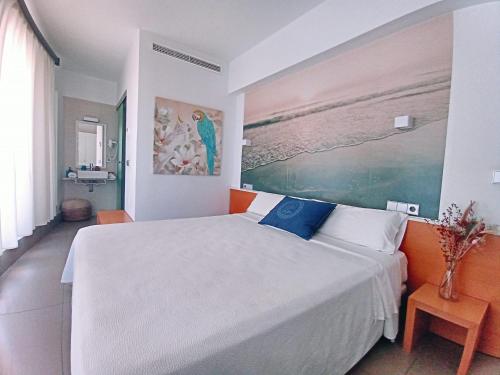 Ένα ή περισσότερα κρεβάτια σε δωμάτιο στο Hotel Alboran