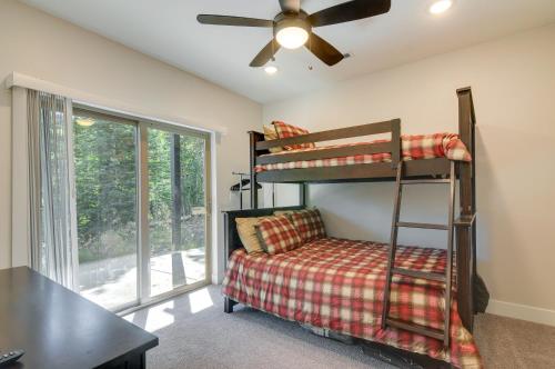ein Schlafzimmer mit Etagenbetten und Deckenventilator in der Unterkunft Brian Head Retreat with Deck, Shuttle to Ski Slopes! in Brian Head
