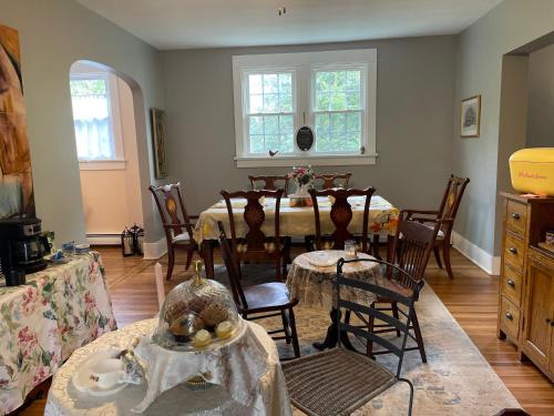 uma sala de jantar com mesa e cadeiras em Das Gasthaus, The Inn of Claysburg em Claysburg