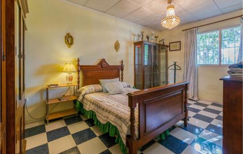 ein Schlafzimmer mit einem Bett, einem Tisch und einer Lampe in der Unterkunft Nice Home In Lucena With Outdoor Swimming Pool in Lucena