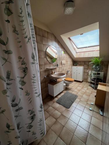 uma casa de banho com uma cortina de chuveiro e um lavatório em Ferienwohnung Hohberg em Albstadt