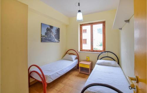 Pet Friendly Apartment In Nocera Terinese With Kitchen في نوشيرا تيرينيزي: غرفة بسريرين ونافذة