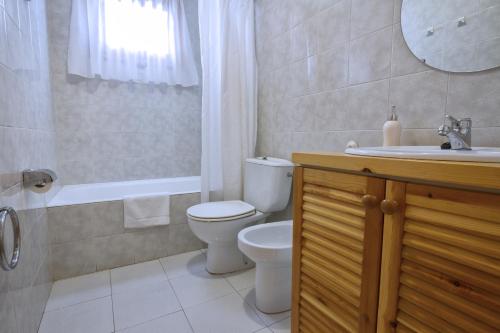 a bathroom with a toilet and a sink and a shower at LA GINESTA 2, Apartaments de muntanya in Taull