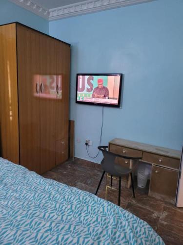 Μια τηλεόραση ή/και κέντρο ψυχαγωγίας στο Dazzle hotels and apartments
