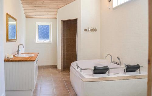 y baño con bañera y lavamanos. en Cozy Home In Vestervig With Kitchen en Vestervig