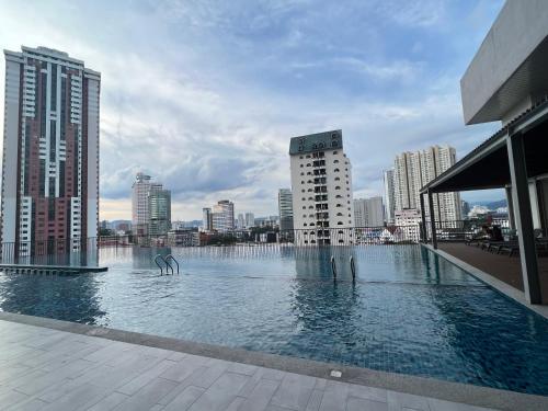 una piscina en el centro de una ciudad con edificios en Chambers luxury suites KLCC en Kuala Lumpur