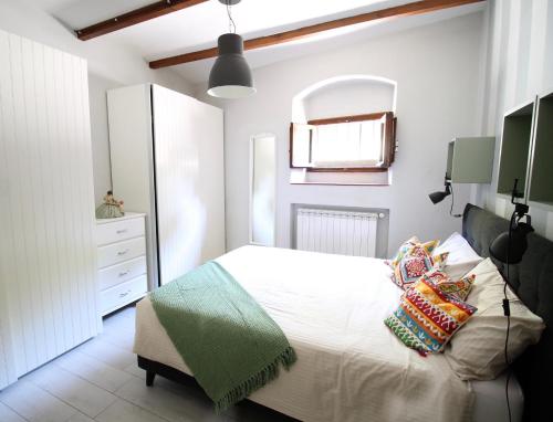 フィレンツェにあるCasa Margheritaのベッドルーム(白いベッド1台、鏡付)