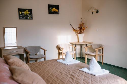 1 dormitorio con 1 cama con toallas en Ośrodek Szkoleniowo Wypoczynkowy ROŻNÓW en Rożnów