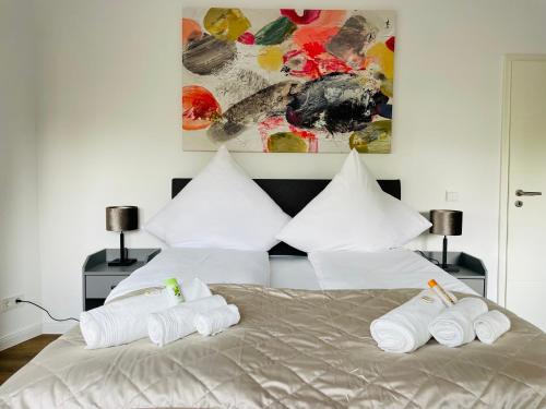 1 dormitorio con 1 cama con toallas en Der Vitihof Schanzenblick Suite, en Osnabrück