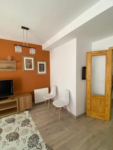 a living room with two chairs and a mirror at La Casa Cañas in Cenes de la Vega