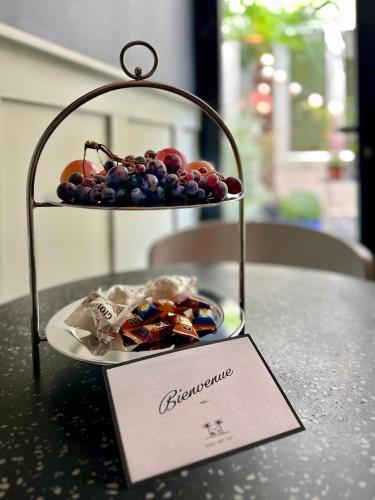 une assiette de fruits sur une table dans l'établissement Appartement Cosy & Indépendant, au calme sur cour intérieure, à Paris