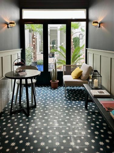 un salon avec une table et un canapé dans l'établissement Appartement Cosy & Indépendant, au calme sur cour intérieure, à Paris