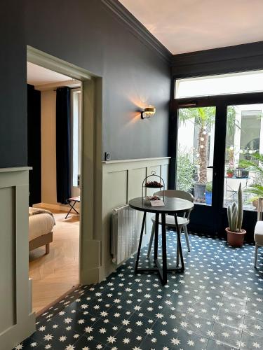 - un salon avec une table et une chaise dans l'établissement Appartement Cosy & Indépendant, au calme sur cour intérieure, à Paris