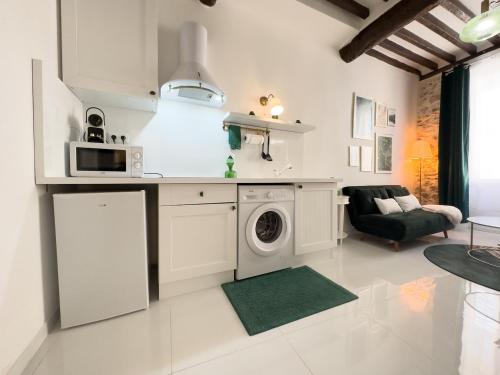 a kitchen with a washing machine and a microwave at Le Cosy Safranier Vieil Antibes in Antibes