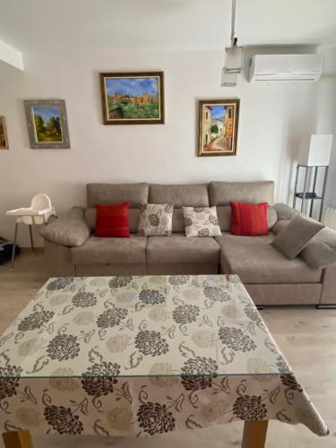 sala de estar con sofá y mesa en La Casa Cañas, en Cenes de la Vega