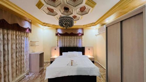 - une chambre avec un lit avec une croix dans l'établissement Petra Glamour Hostel, à Taiyiba