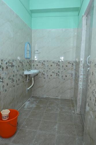 ポートブレアにあるROYAL SEAVIEW RESIDENCYのバスルーム(シャワー、シンク、バスタブ付)