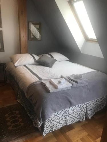 um quarto com uma cama com toalhas e uma janela em Apartament Mickiewicza em Przemyśl