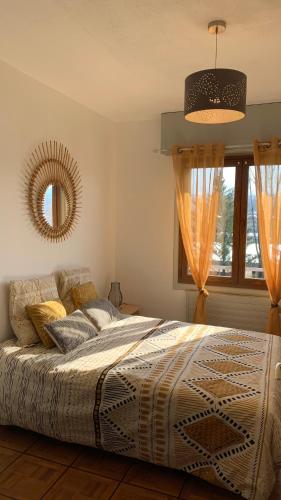 une chambre avec un grand lit et un miroir dans l'établissement Chez Mat, à Thonon-les-Bains