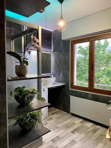 une salle de bain avec un lavabo et un miroir dans l'établissement Chez Mat, à Thonon-les-Bains