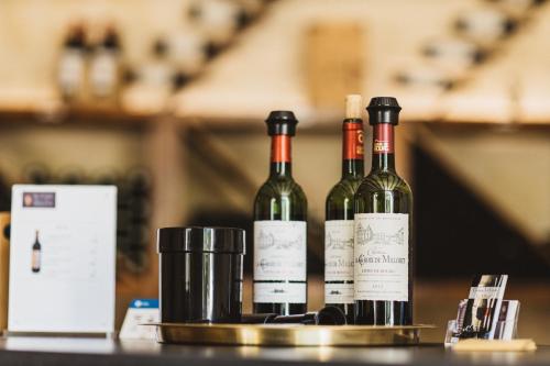tres botellas de vino sentadas encima de un mostrador en Chateau La Croix De Millorit, 