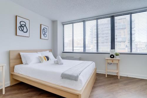 A bed or beds in a room at Modern Apartment in the Center at Pentagon City