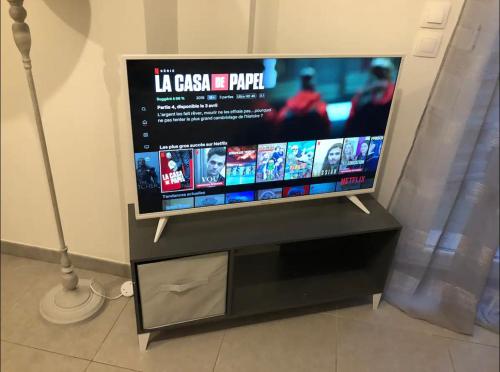Studio à 300 m de la gare de Mantes-la-Jolieにあるテレビまたはエンターテインメントセンター