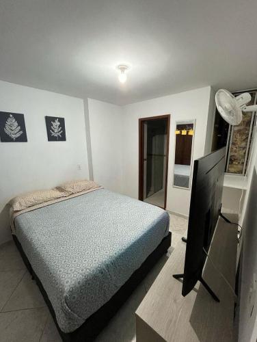 ブカラマンガにあるHABITACION BAÑO PRIVADO - EXCELENTE UBICACIONのベッドルーム(ベッド1台、薄型テレビ付)