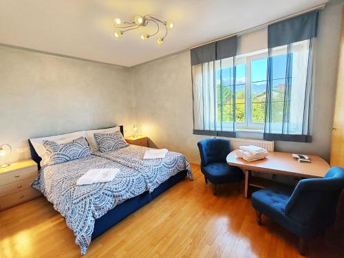 1 dormitorio con cama, escritorio y silla en Matt's central place en Bled