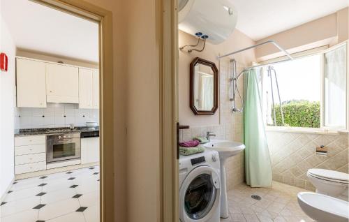 bagno con lavatrice e lavandino di Villa Tiglio a San Gervasio