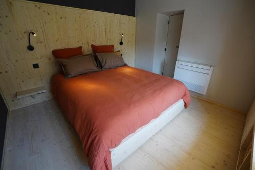 ein Schlafzimmer mit einem großen Bett in einem Zimmer in der Unterkunft Gîte de la Côte Dor : logement zen à la campagne in Fosses-La-Ville