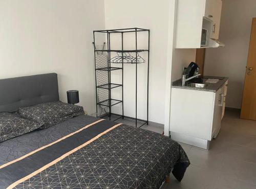 Studio à 300 m de la gare de Mantes-la-Jolieにあるベッド
