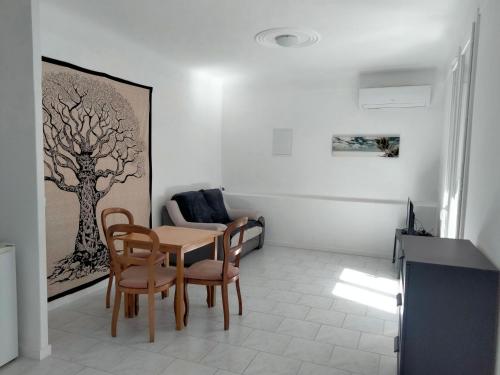 een eetkamer met een tafel en stoelen bij Appartement calme a 2 minutes a pieds du centre ville in Manosque