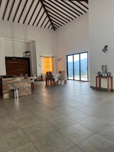 a large living room with a table and chairs at Villa Venecia Colonial in Venecia