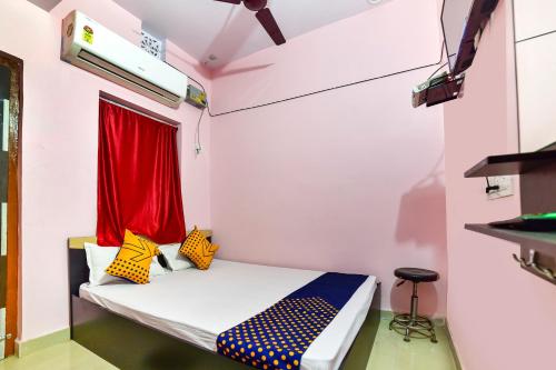 a room with a bed with a red window at SPOT ON Hotel Vivek in Hājīpur