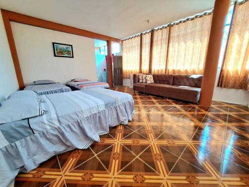 sala de estar con 2 camas y sofá en Departamento acogedor listo para disfrutar, en Moyobamba