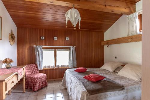 - une chambre avec un lit doté d'oreillers rouges dans l'établissement Chalet Rochebrune - Apartment Mont-Chery, aux Gets