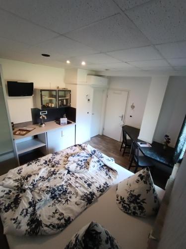 a bedroom with a bed and a desk in it at BoardingHouse Sinsheim zentral am Burgplatz in Sinsheim