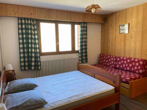 Posteľ alebo postele v izbe v ubytovaní Appartement rénové proche pistes et commerces avec balcon - FR-1-502-459