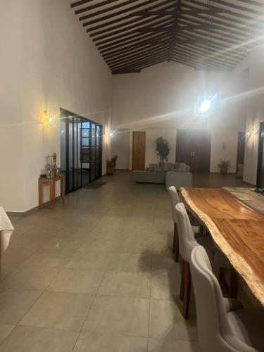 a large room with a long wooden table and chairs at Villa Venecia Colonial in Venecia