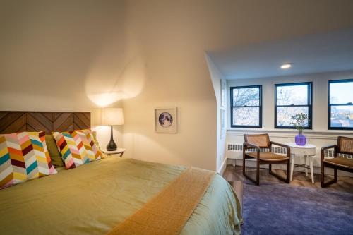 מיטה או מיטות בחדר ב-The Buckeye Retreat Mansion