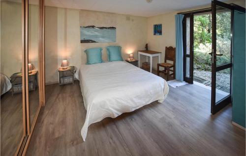 - une chambre avec un grand lit blanc et des oreillers bleus dans l'établissement Beautiful Home In Mondragon With Kitchen, à Mondragon