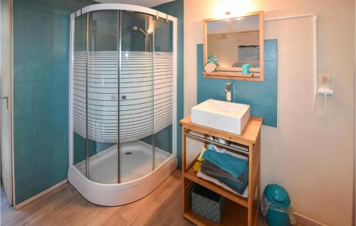 La salle de bains est pourvue d'une douche et d'un lavabo. dans l'établissement Beautiful Home In Mondragon With Kitchen, à Mondragon