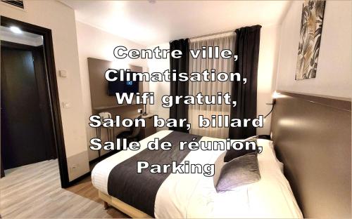 une chambre d'hôtel avec un lit et un panneau indiquant la stimulation centreville avec dans l'établissement Hôtel Le Valois, Cognac Centre, à Cognac