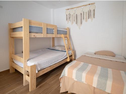 Poschodová posteľ alebo postele v izbe v ubytovaní IGUANA HOUSE