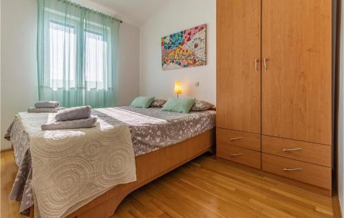 1 Schlafzimmer mit 2 Betten und einem Schrank in der Unterkunft Awesome Apartment In Banjole With Wifi in Banjole