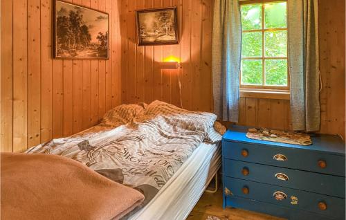 1 dormitorio con 1 cama, vestidor y ventana en Cozy Home In Isfjorden With House A Panoramic View, en Tokle