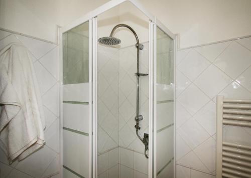 アックエドルチにあるLa Gabbianella E Il Gattoのバスルーム(ガラスドア付きのシャワー付)